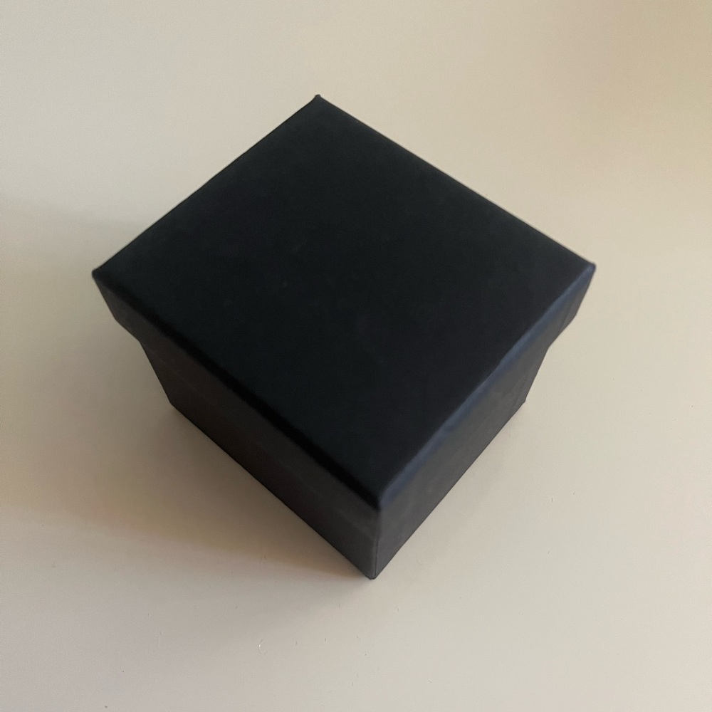 🗽Elegant Black Gift Box + Black Velvet Dust Pouch